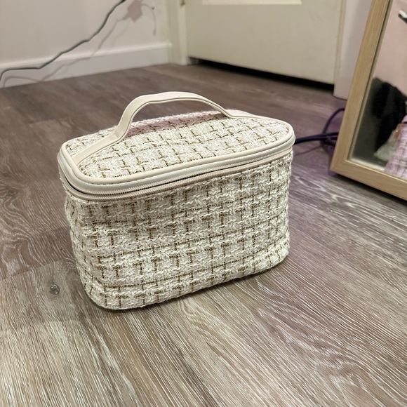 Accessories - Gold makeup bag